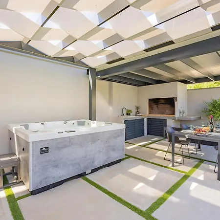 Bella Lux With Jacuzzi, Grill & Garden 자다르