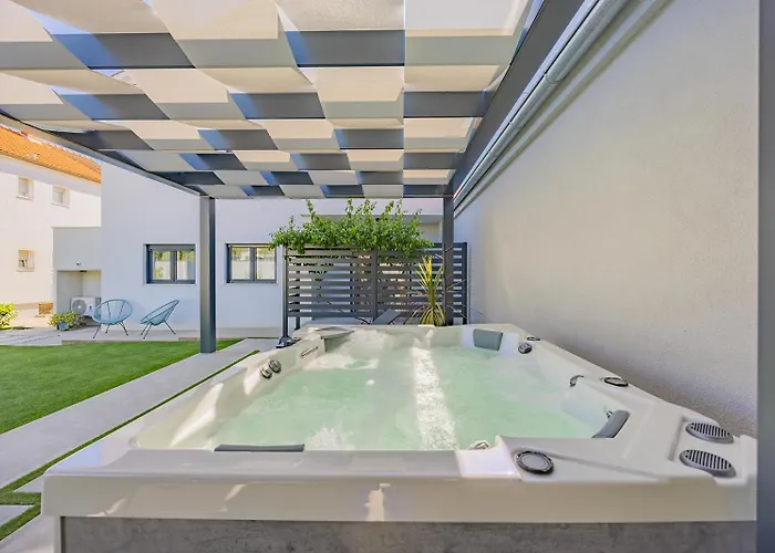 Bella Lux With Jacuzzi, Grill & Garden * 扎达尔