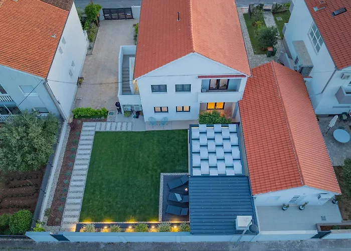 Bella Lux With Jacuzzi, Grill & Garden * 扎达尔