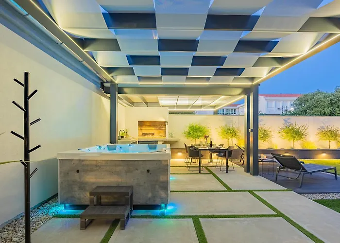 Bella Lux With Jacuzzi, Grill & Garden 公寓