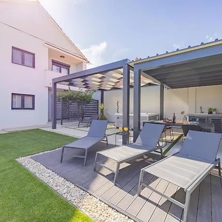 Bella Lux With Jacuzzi, Grill & Garden Lägenhet