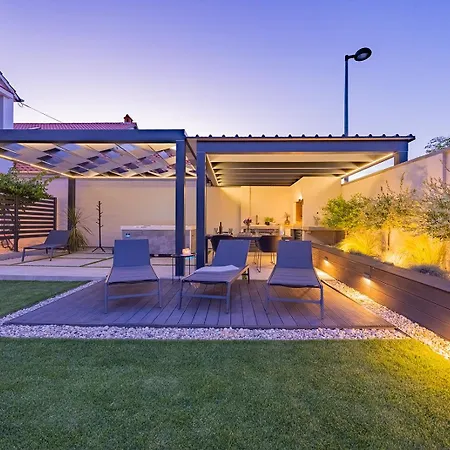 Lägenhet Bella Lux With Jacuzzi, Grill & Garden *