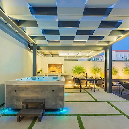 Bella Lux With Jacuzzi, Grill & Garden Lägenhet