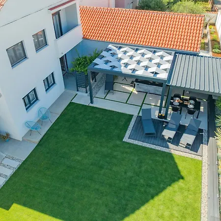 Lägenhet Bella Lux With Jacuzzi, Grill & Garden