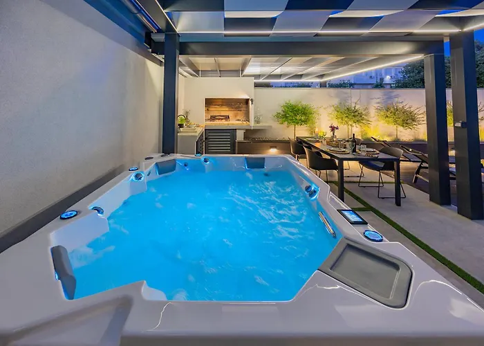 Bella Lux With Jacuzzi, Grill & Garden Lägenhet *