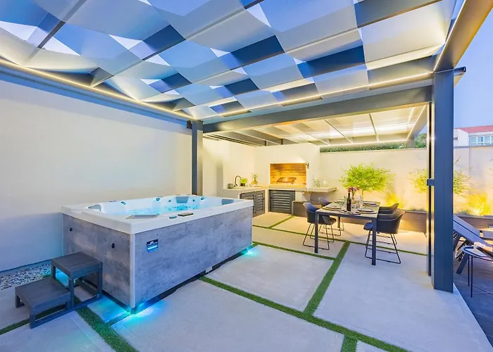 Bella Lux With Jacuzzi, Grill & Garden *