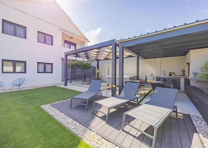 Bella Lux With Jacuzzi, Grill & Garden Lägenhet