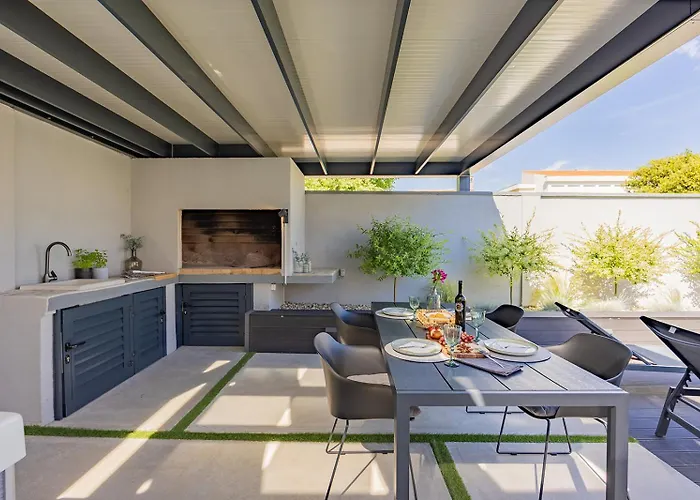 Bella Lux With Jacuzzi, Grill & Garden *