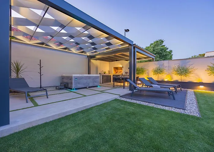 Lägenhet Bella Lux With Jacuzzi, Grill & Garden