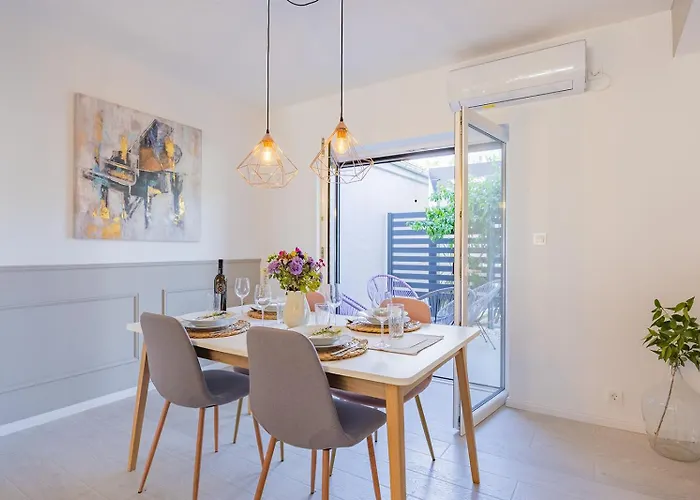 Lägenhet Bella Lux With Jacuzzi, Grill & Garden *