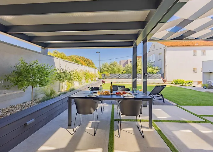 Bella Lux With Jacuzzi, Grill & Garden *