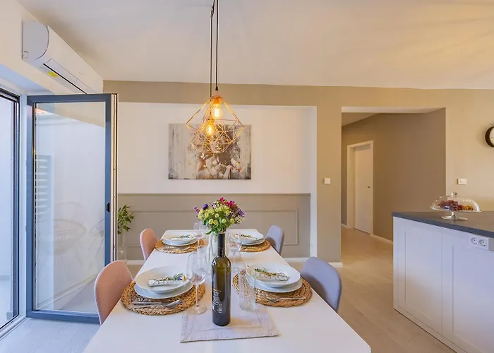 Lägenhet Bella Lux With Jacuzzi, Grill & Garden