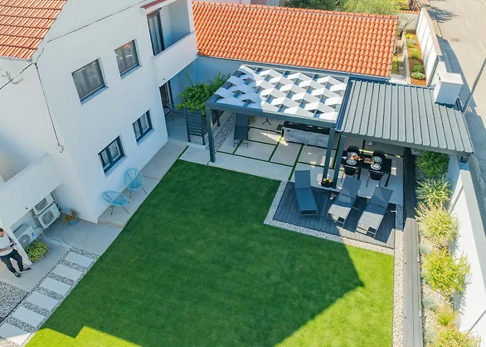 Апартаменты Bella Lux With Jacuzzi, Grill & Garden